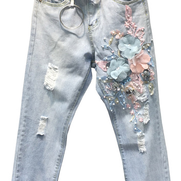 Укороченные джинсы с объемными цветами 14404