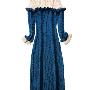 Двухцветное вязаное длинное платье 18183