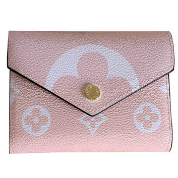 Небольшой розовый кошелек Louis Vuitton 26800