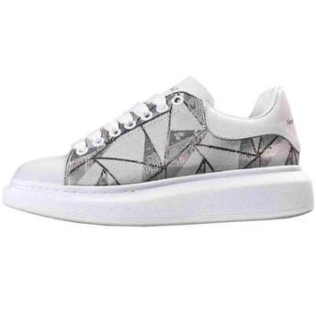 Белые кроссовки с геометрическими узорами Alexander McQueen 28093