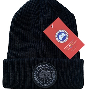 Черная шапка унисекс Canada Goose 28411